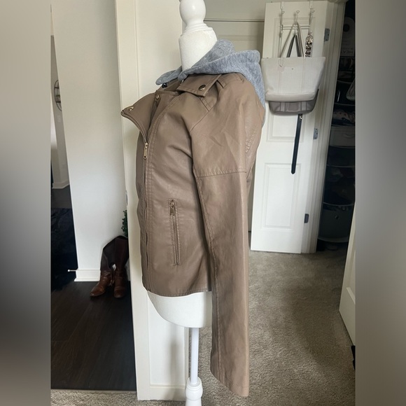 NWOT Roosevelt American College tan faux leather jacket  size M - Picture 2 of 9